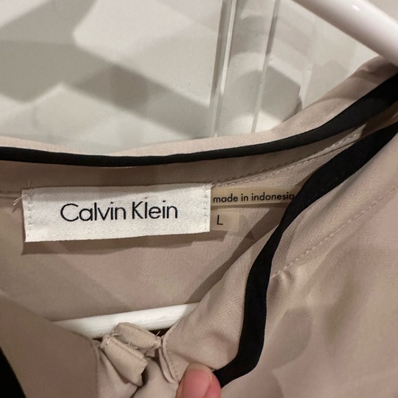 🦋 Calvin Klein Taupe Ruffle Front Button Sleeveless Career Blouse - Picture 2 of 3